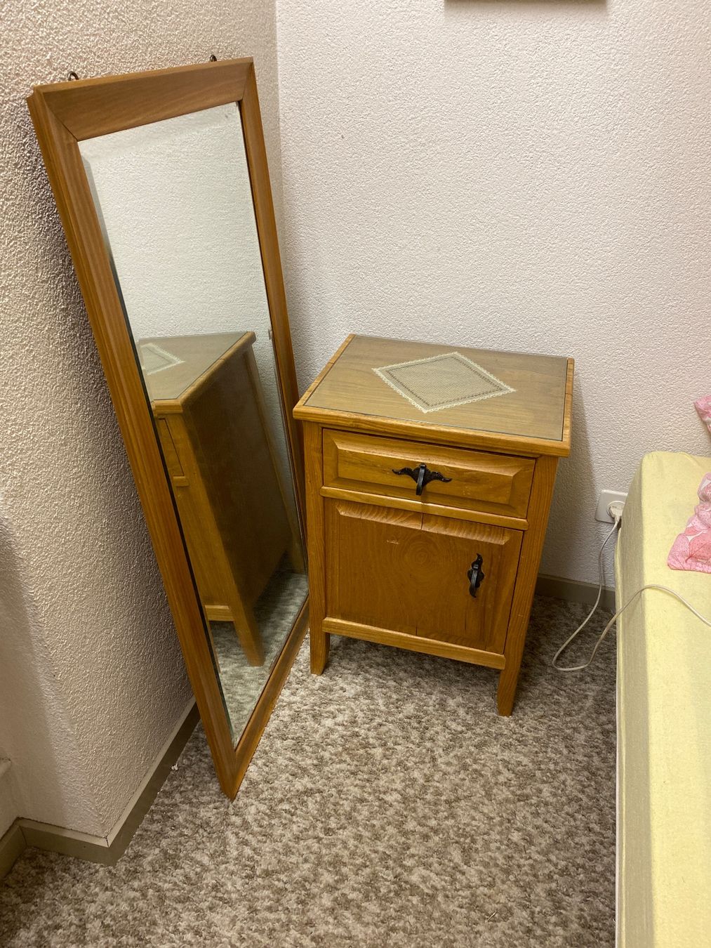 Comodini: Vintage Nachttischchen aus Holz mit Glasplatte – Usato da Weinfelden venduto da urs_wq67 6