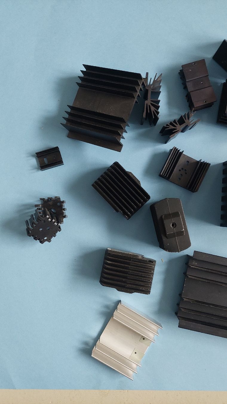 Elektronikbauteile: Sammlung Kühlkörper – Gebraucht aus Bülach von blksize 1
