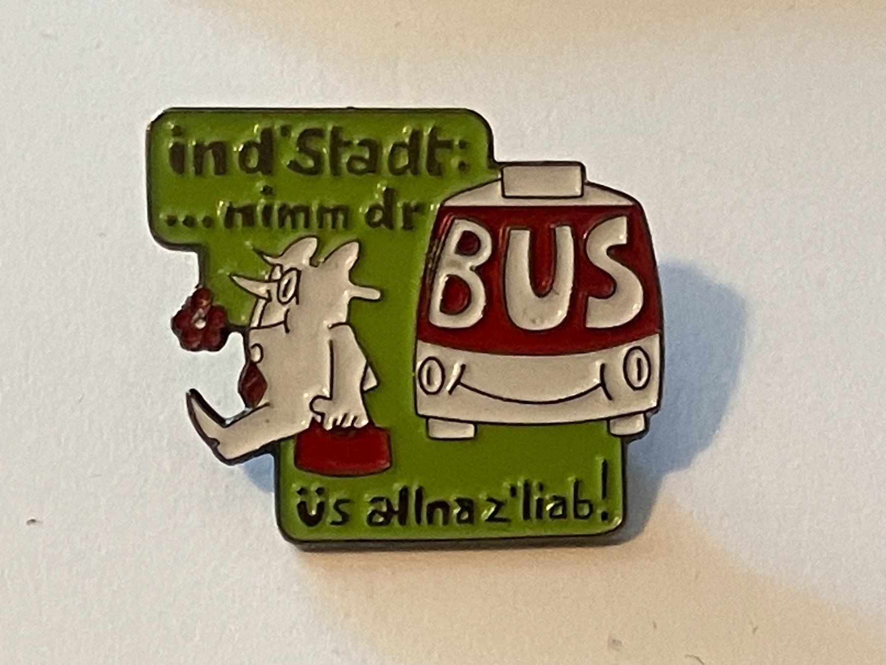 Plaketten & Abzeichen: 1 Pin Bus "in d Stadt nimmsch dr Bus" – Gebraucht aus Basel von djwwpp