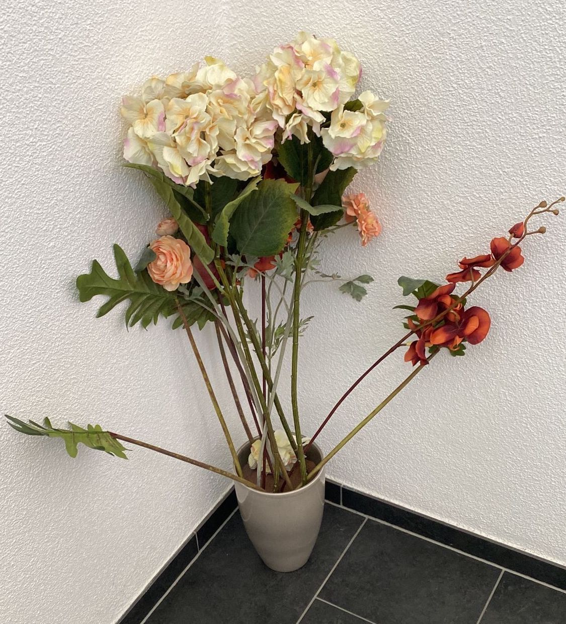 Tutte le decorazioni: 27 cm hohe Vase mit Kunstblumen – Usato da Wagenhausen venduto da FrauLang