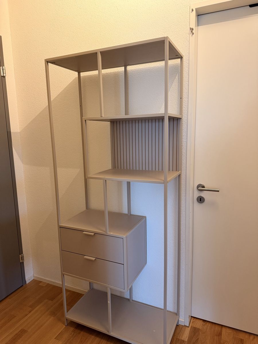 Scaffali: Regal neuwertig grau/beige – Nuovo (secondo la descrizione) da Zug venduto da angelinalope