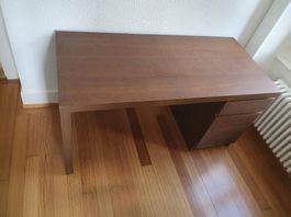 Beau bureau très pratique et en bon état