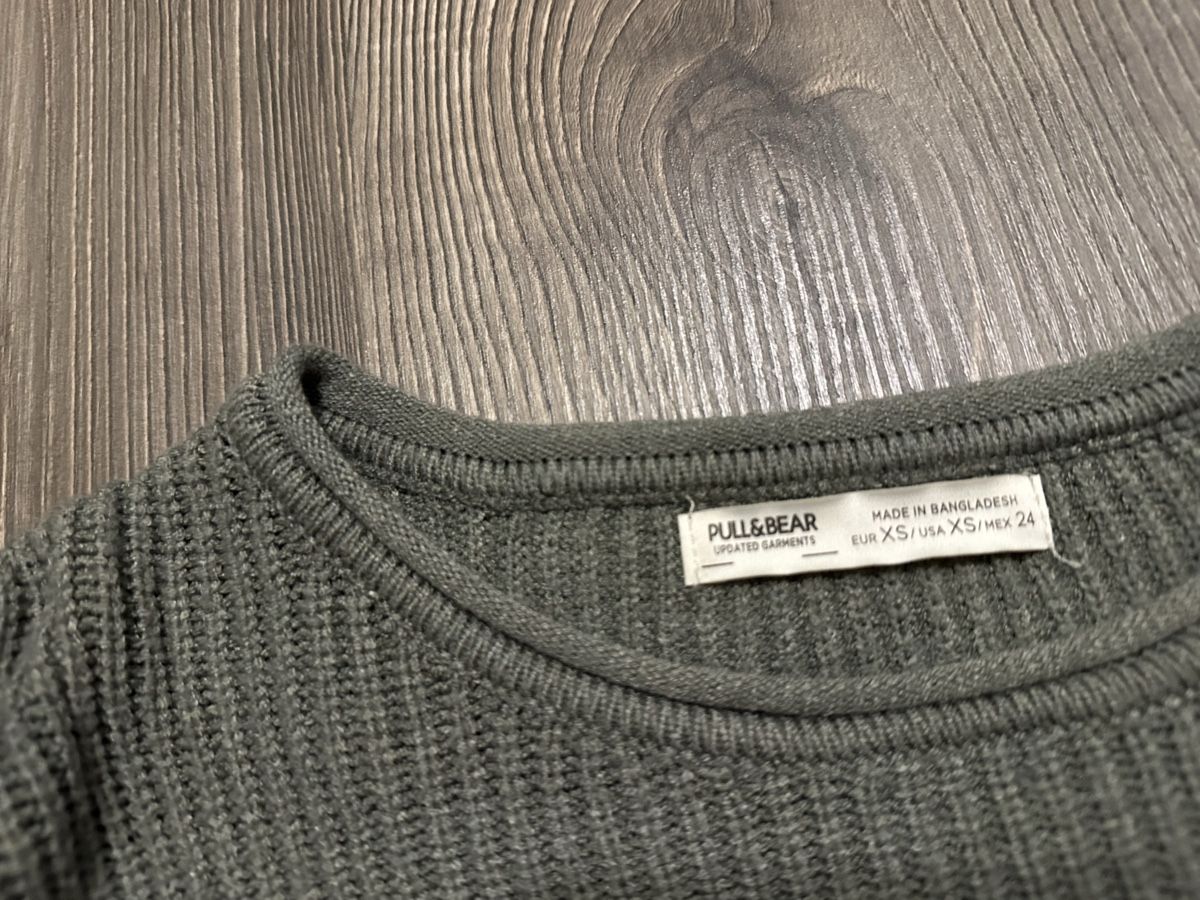 Pull&Bear Maglioni & Felpe: Pullover Pull&Bear grün Gr. XS mit kleinem Loch – Usato da Schaanwald venduto da ael248 1