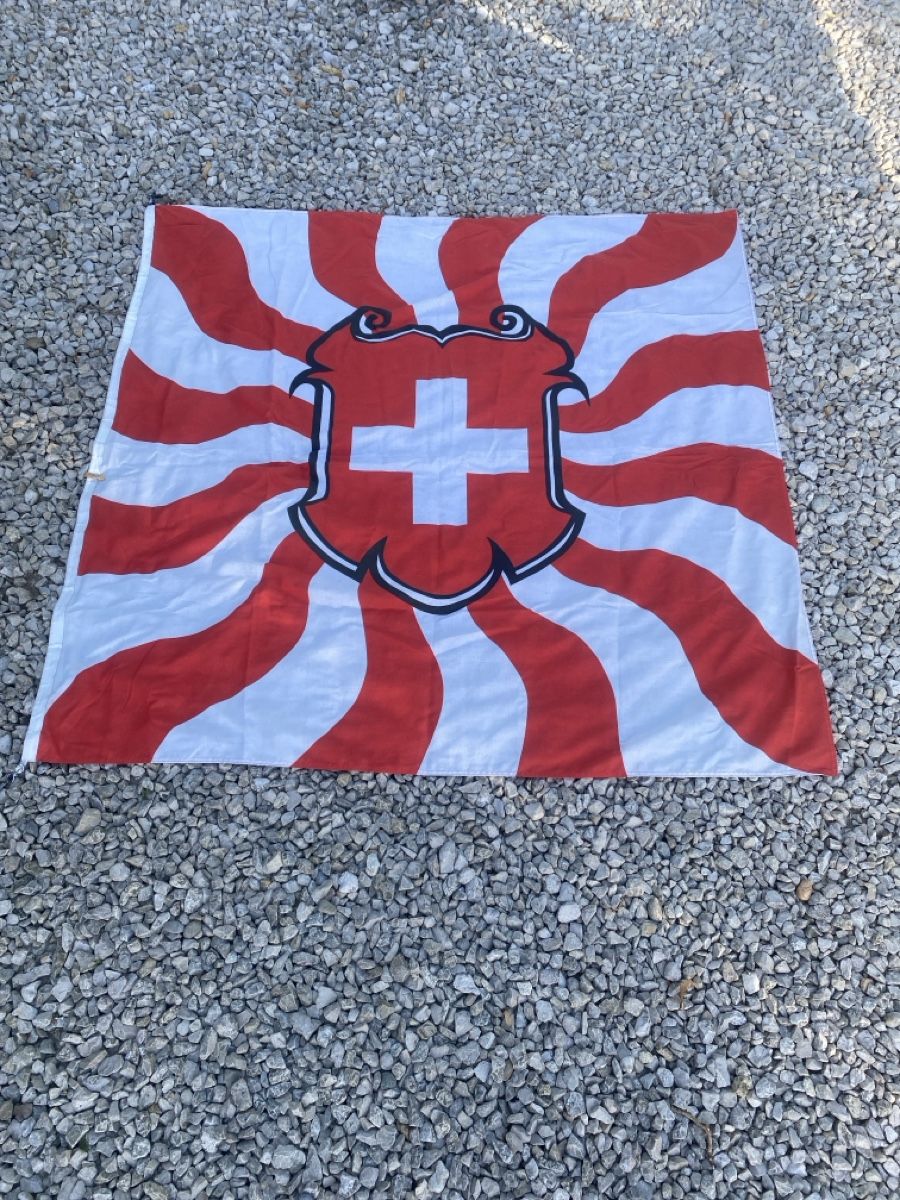 Fahnen: Drapeau Suisse tissu – Gebraucht aus Corcelles NE von Avossouhaits