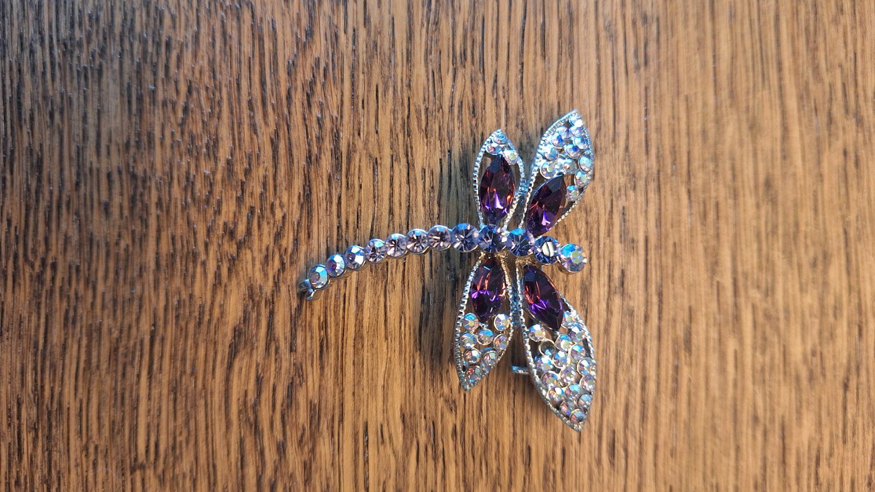 Broschen & Nadeln: Wunderschöne Libellen Brosche mit lila Strass-Steinen ✨ – Gebraucht aus Ebmatingen von Tschiipii