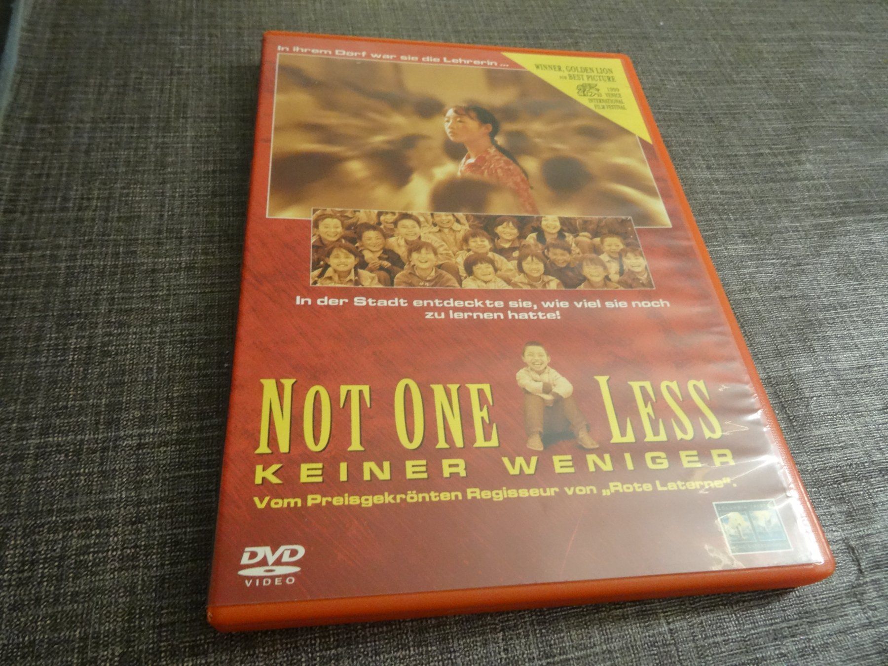 Tutti i DVDs: DVD NOT ONE LESS KEINER WENIGER – Usato da Olten venduto da Disc-Verkauf