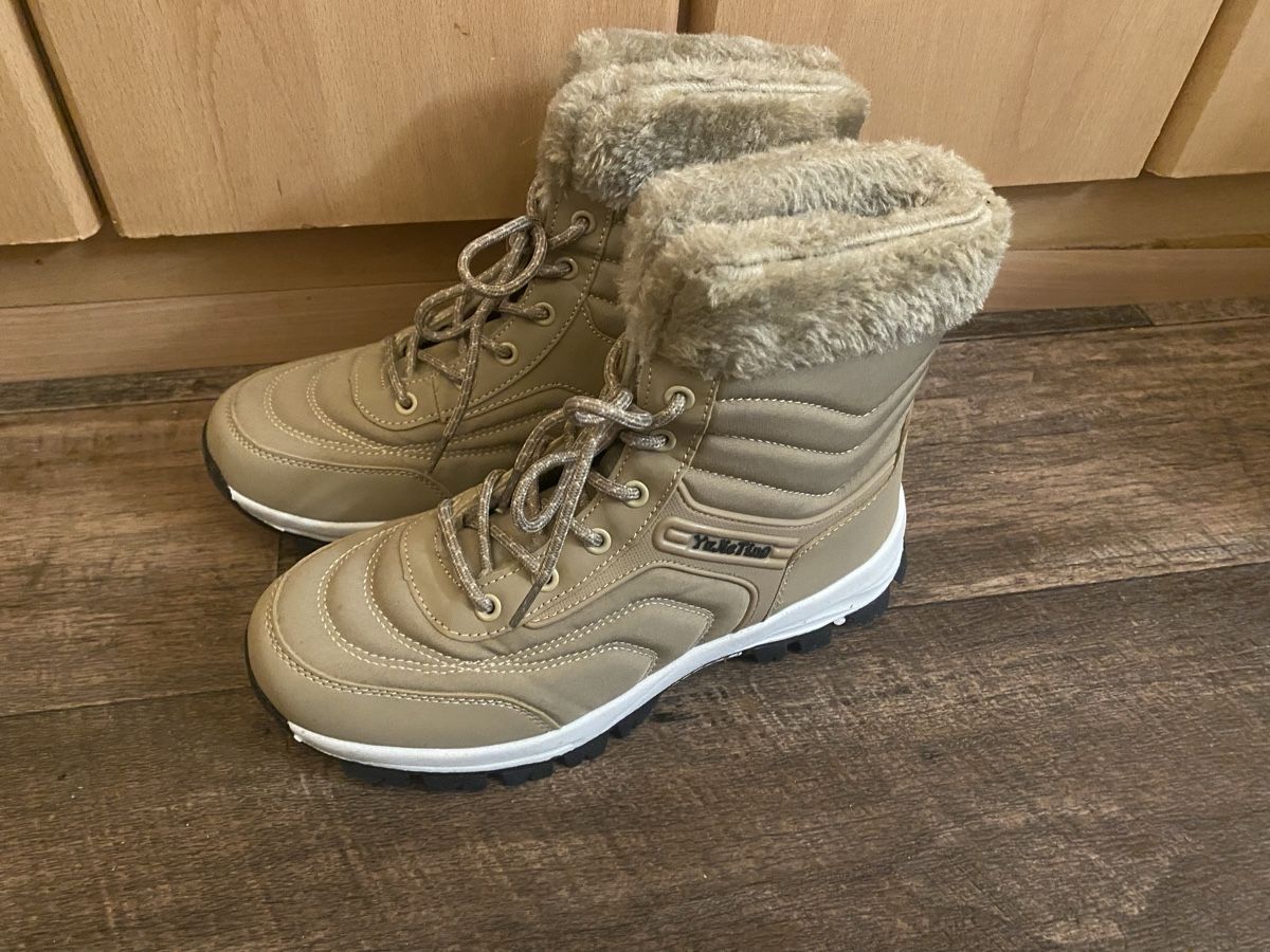 Scarpe da donna: Winterstiefel gr.38 – Usato da Seewen SZ venduto da shaky01 1