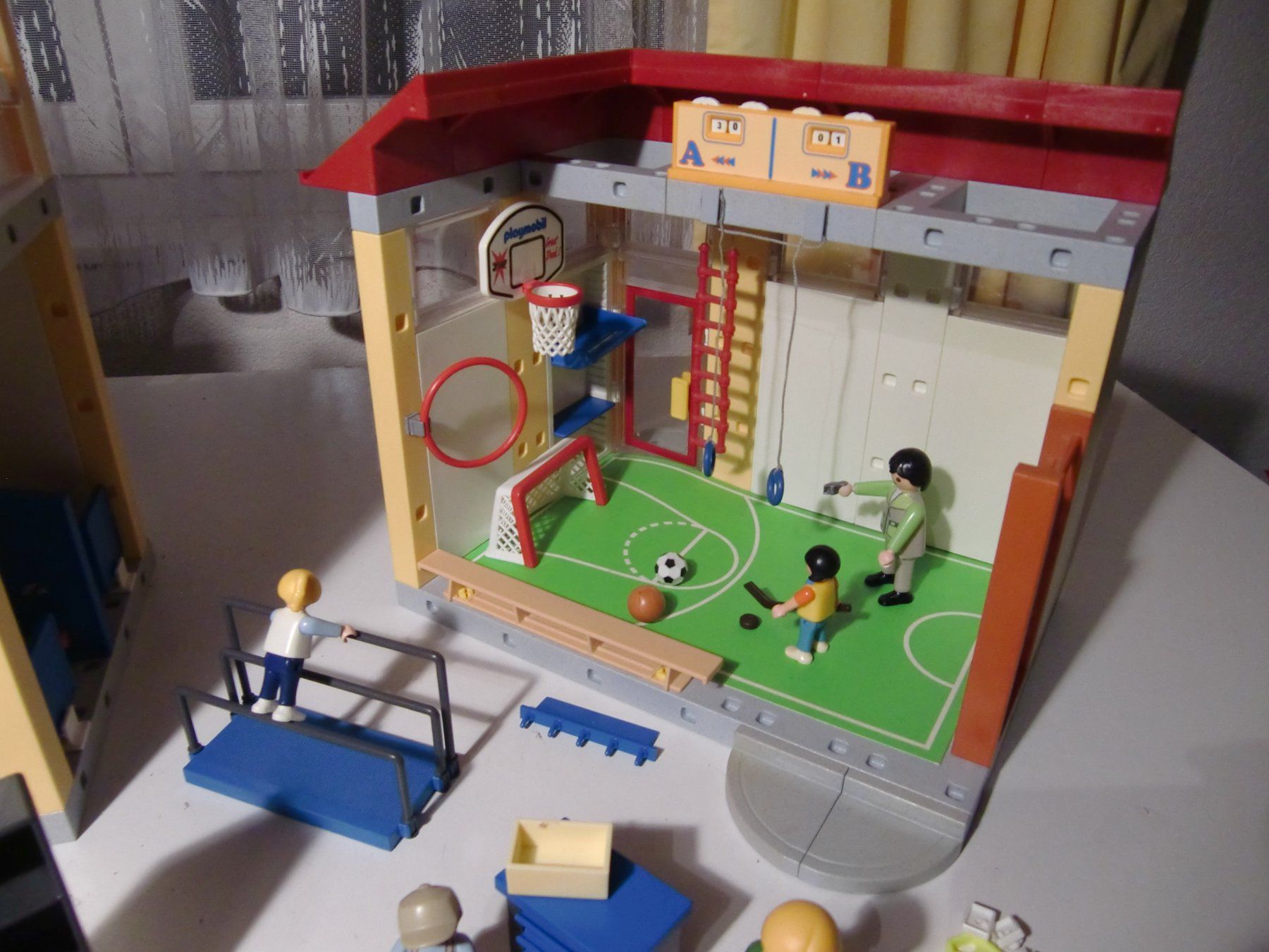 Playmobil Spielzeuge: Playmobil Grosse Schule + Turnhalle - RIESIG – Gebraucht aus Arbon von 200sterne 6
