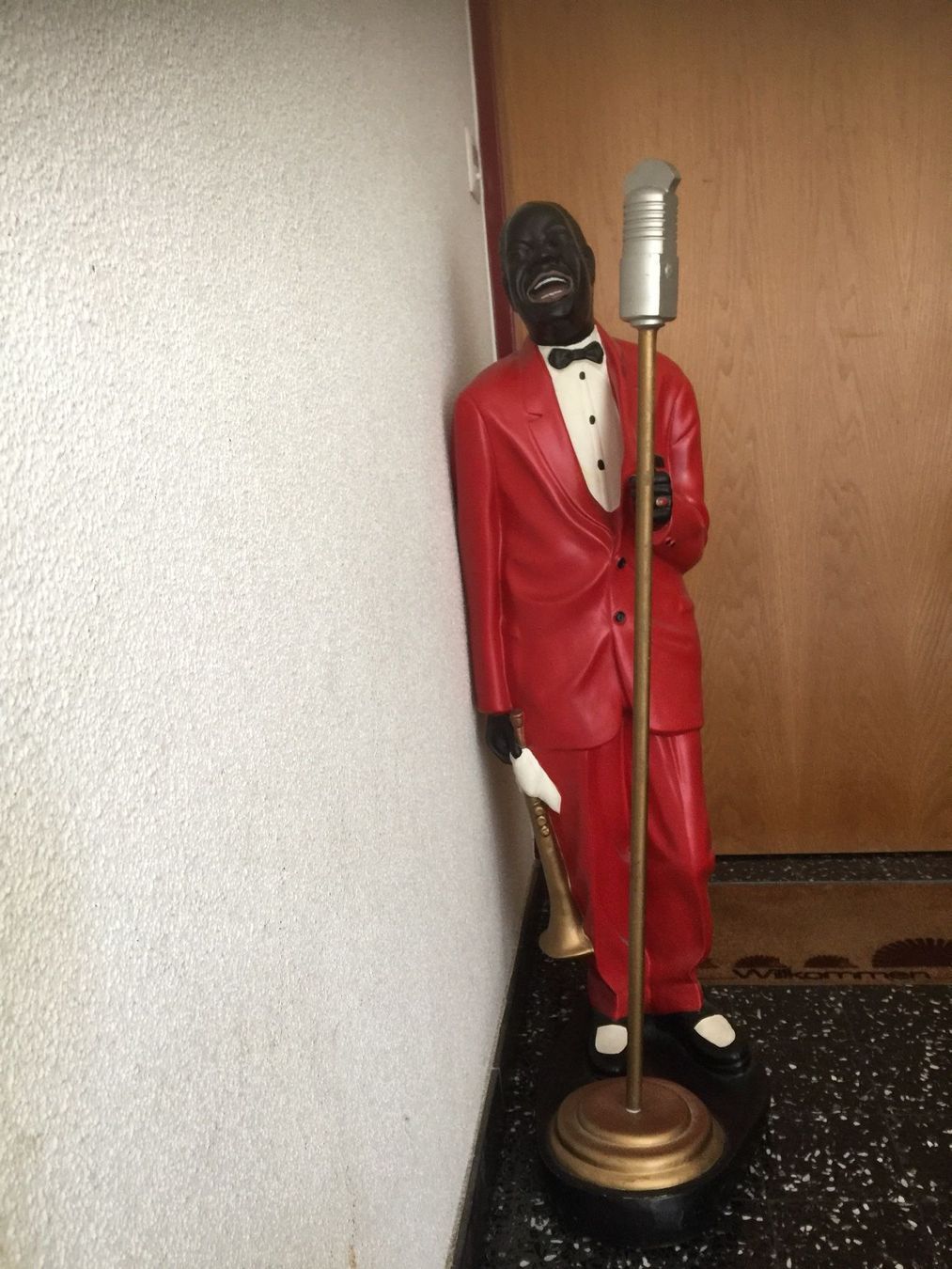 Skulpturen & Statuen: Statue  Sänger  Figur Lois Armstrong Mit Mikrofon – Gebraucht aus Bolligen von Mitica