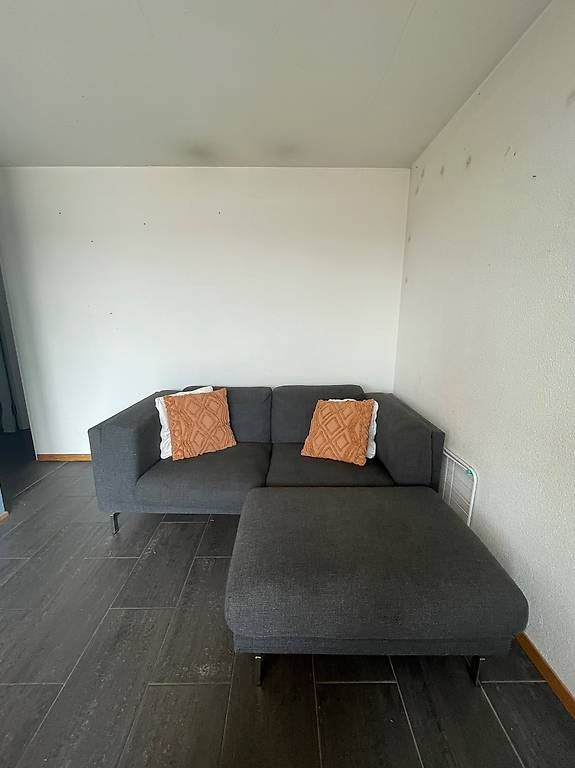 Divani: Dunkel graues Sofa und Ottoman  – Usato da Zürich venduto da sofiauribe 3