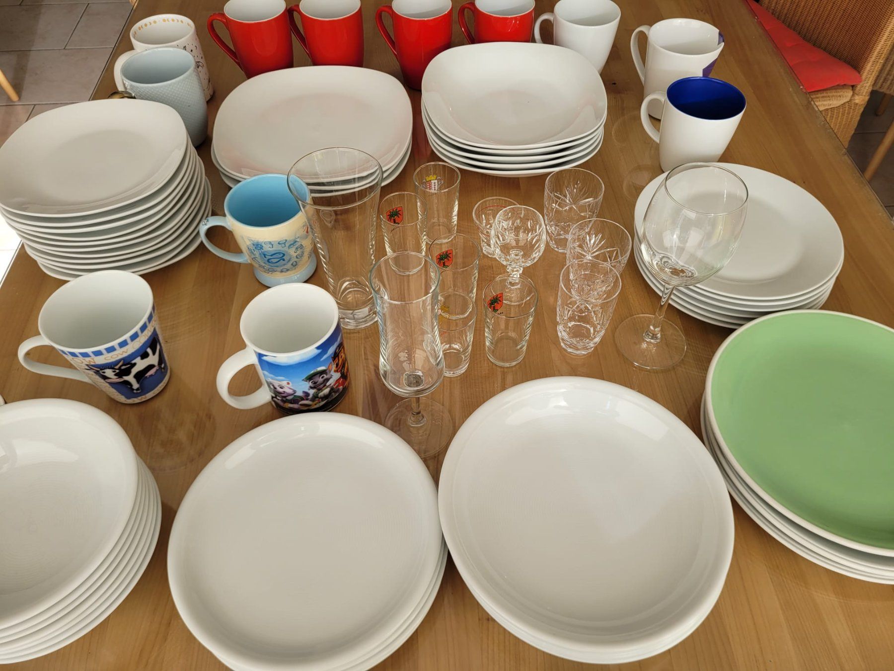 Set di piatti: Diverses Geschirr ZU VERSCHENKEN – Usato da Seon venduto da Labrador10