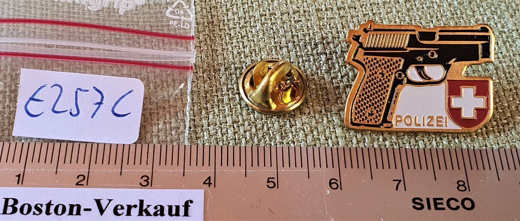 Placchette & Badge: E257C - Pin Polizei Pistole Schweiz – Usato da Reinach BL venduto da Boston-Verkauf 2
