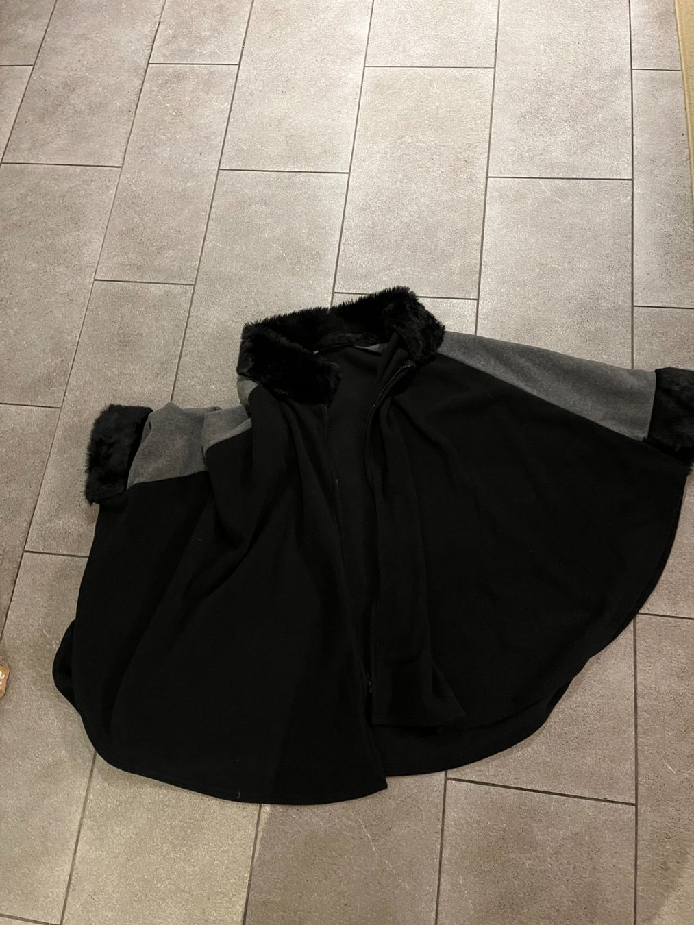 Sonstige Damenmode: Winter Cape – Gebraucht aus Solothurn von Floefi