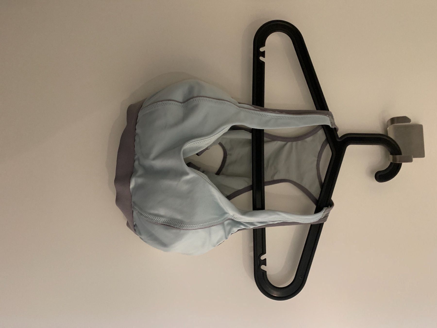 Top: Sport Bra – Nuovo (secondo la descrizione) da Zürich venduto da Alpen209 1