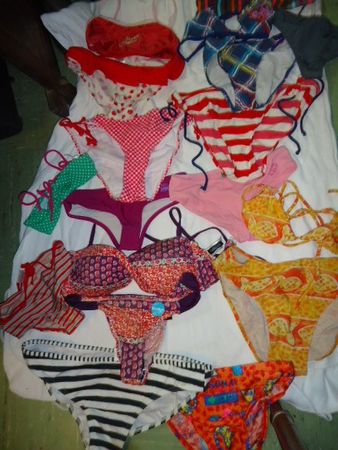 Verschiedene Bikini aus Räumungen so wie auf Bilder ist