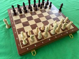 Schach, Kassette mit echt Intarsien Nussbaum/Ahorn, 39x39cm