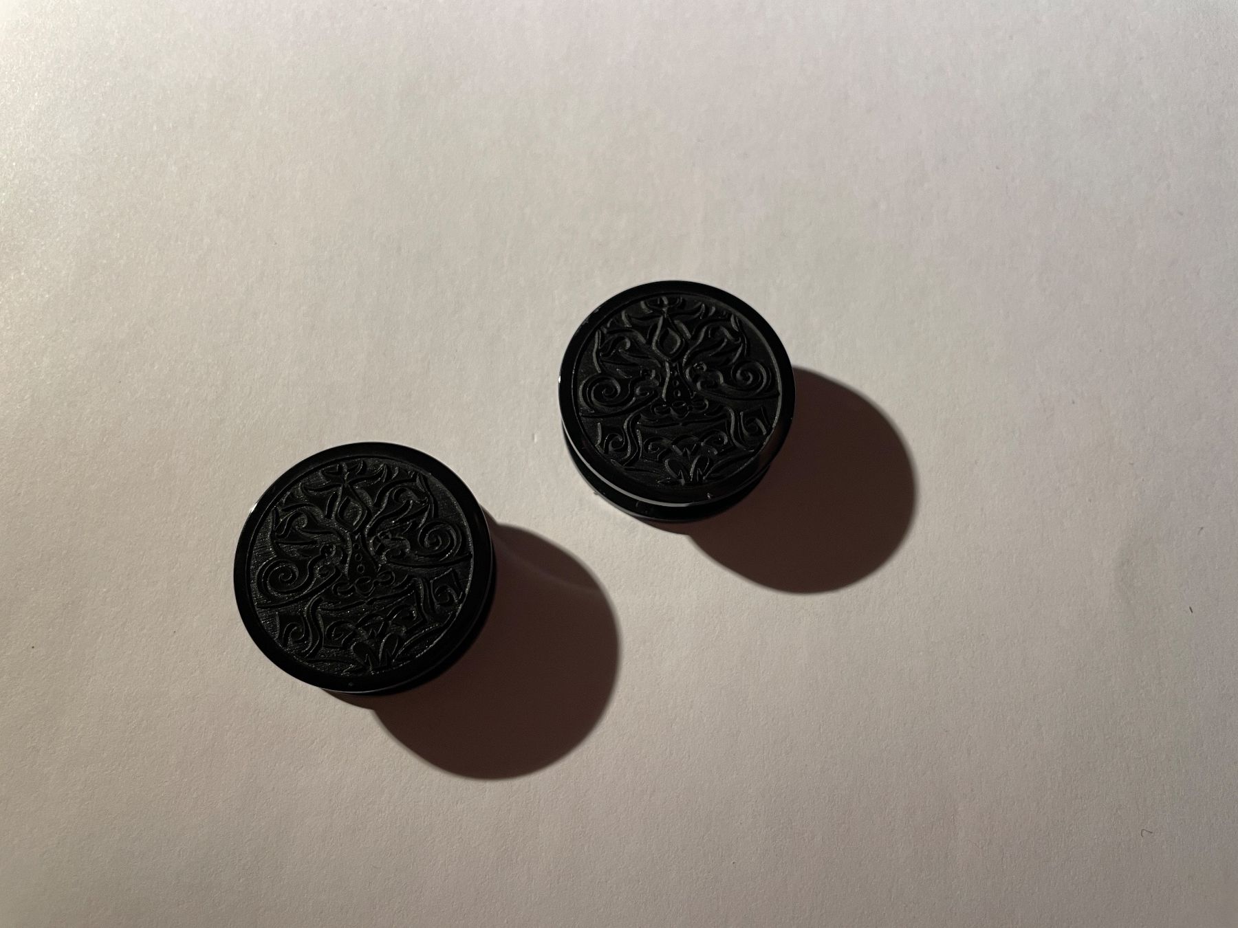 Orecchini pendenti & Orecchini a lobo: Acryl Plugs mit Maske 24mm – Usato da Winterthur venduto da Siebeschloefer
