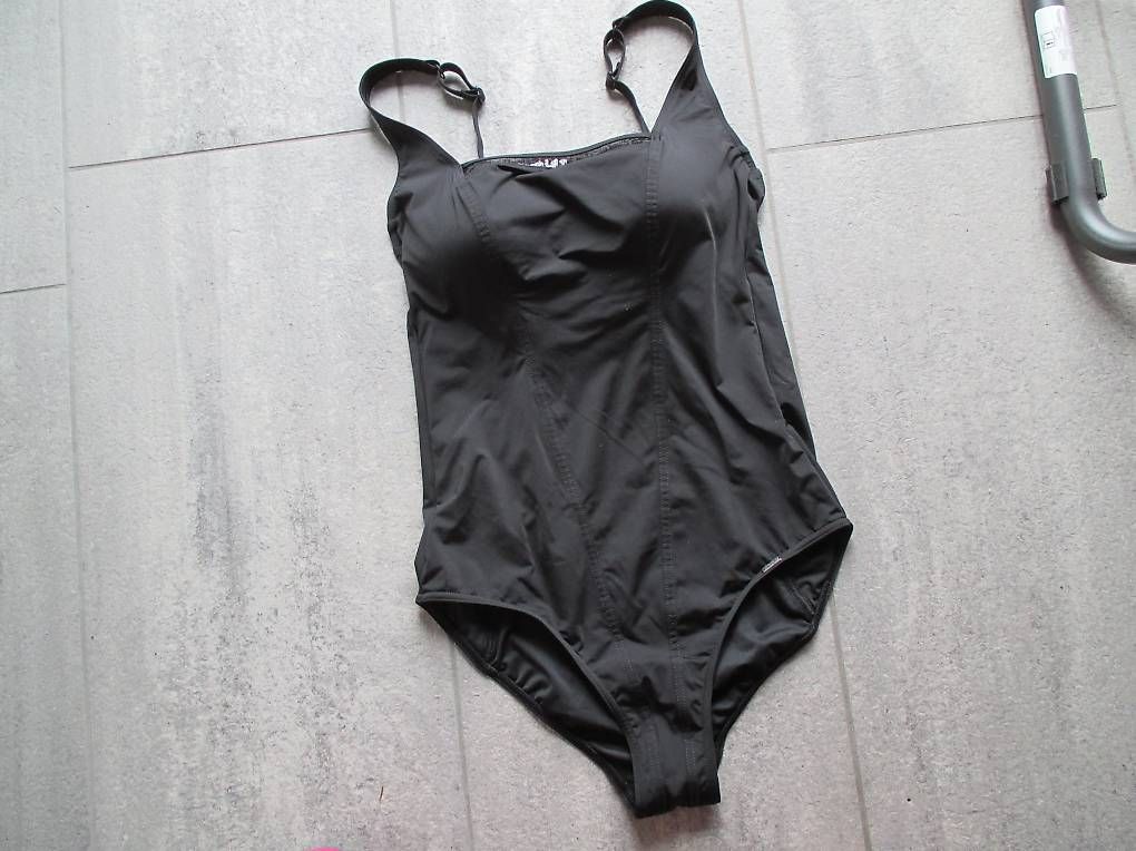 Triumph Costumi da bagno & Bikini: Badekleid von Triumph, schwarz, Grösse 40 - NEU – Nuovo (secondo la descrizione) da glattfelden venduto da carlo046