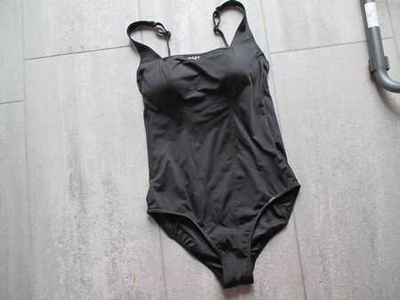 Badekleid von Triumph, schwarz, Grösse 40 - NEU