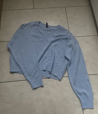 kurzer blauer Pulli