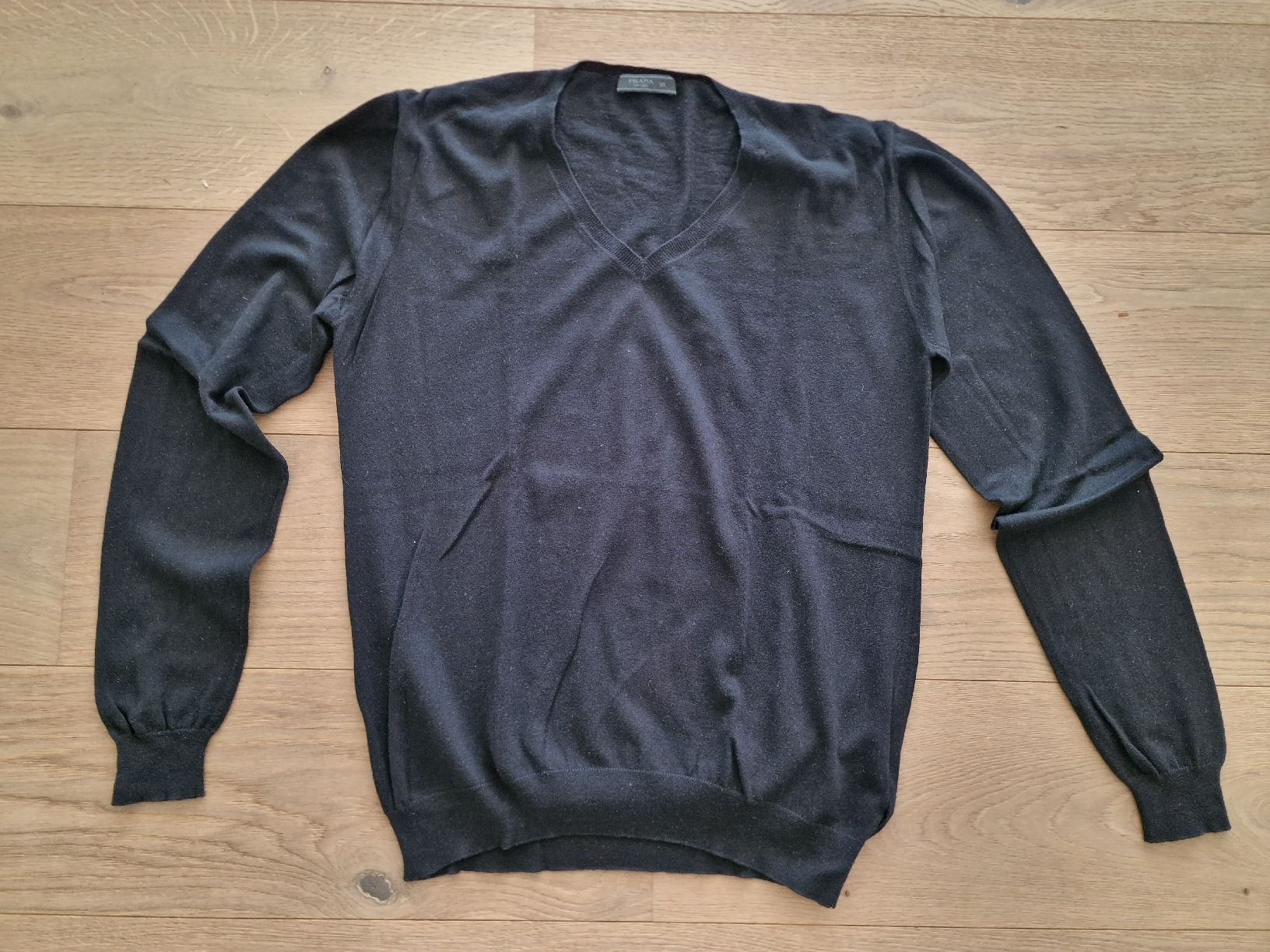 Prada Maglioni & Felpe: PRADA Pullover V-Ausschnitt Grösse 50 schwarz – Usato da Allenwinden venduto da Babo2