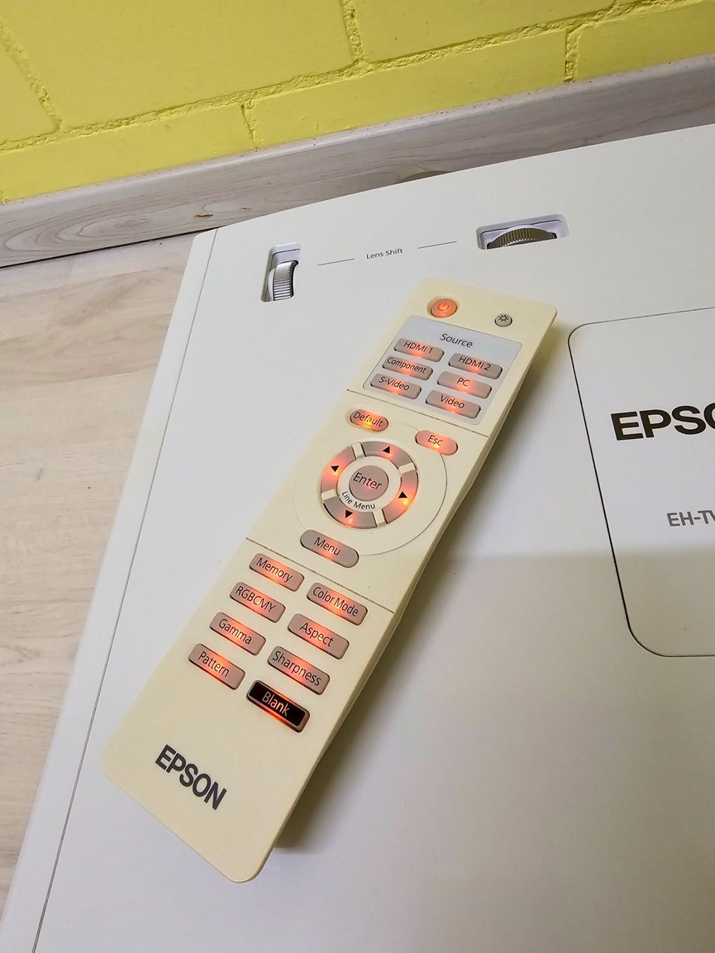 Epson Proiettori: Full-HD-Beamer Epson EH-TW3200 – Usato da Niederwil AG venduto da flimmerwerk 2