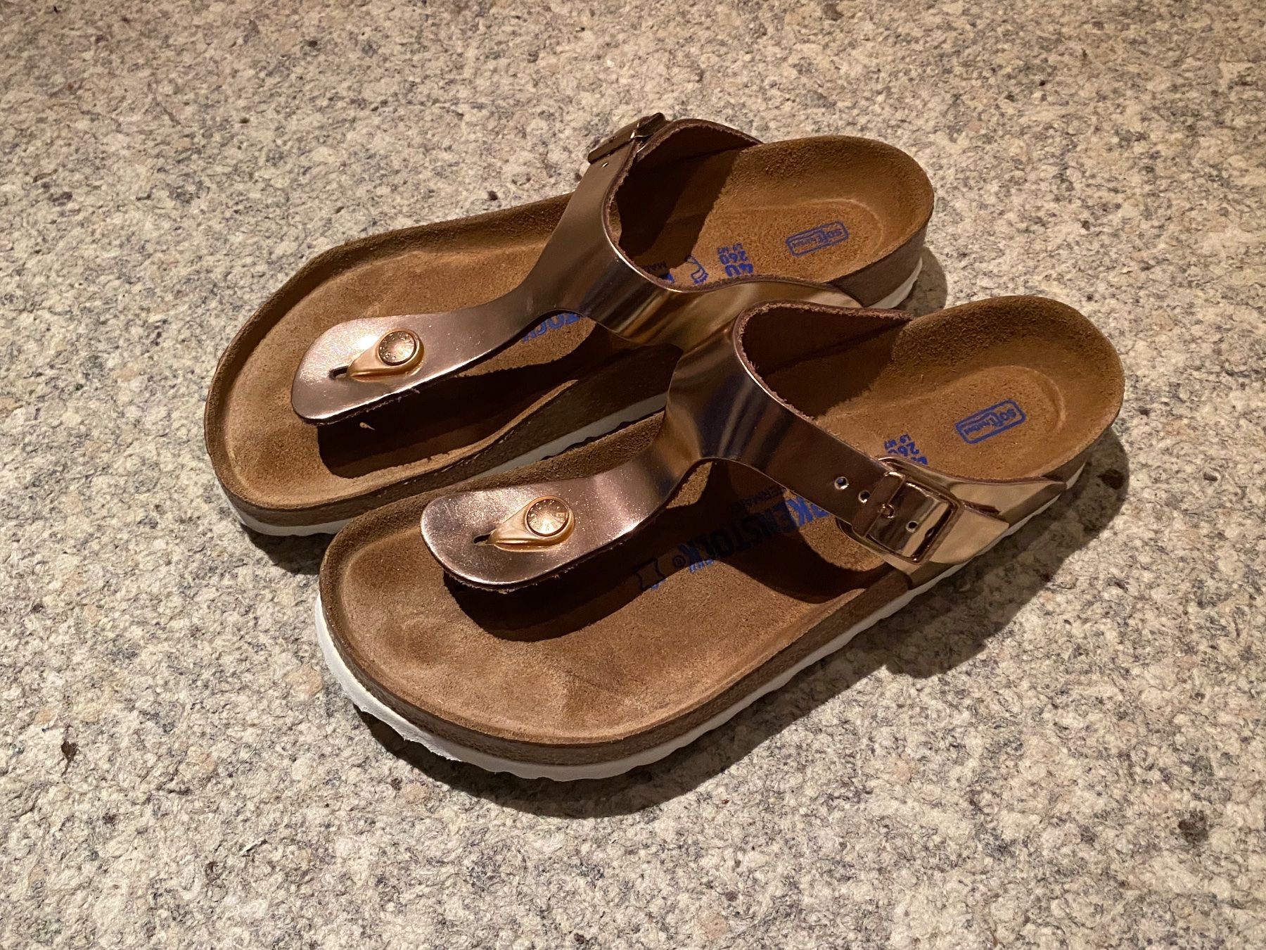 Birkenstock Chaussures femmes: Birkenstock Gizeh Copper mit Weichfussbett, Gr. 40 – D'occasion à Wattwil par edel88 2