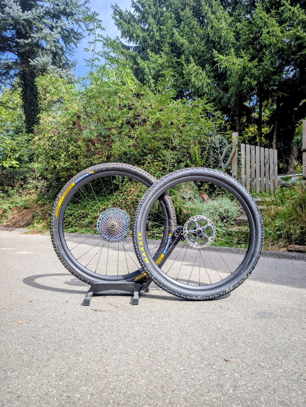 Maxxis Pneumatici & Ruote complete: Paire de roue VTT XC light 29" - Comme neuve – Usato da Grolley venduto da PENTATIX