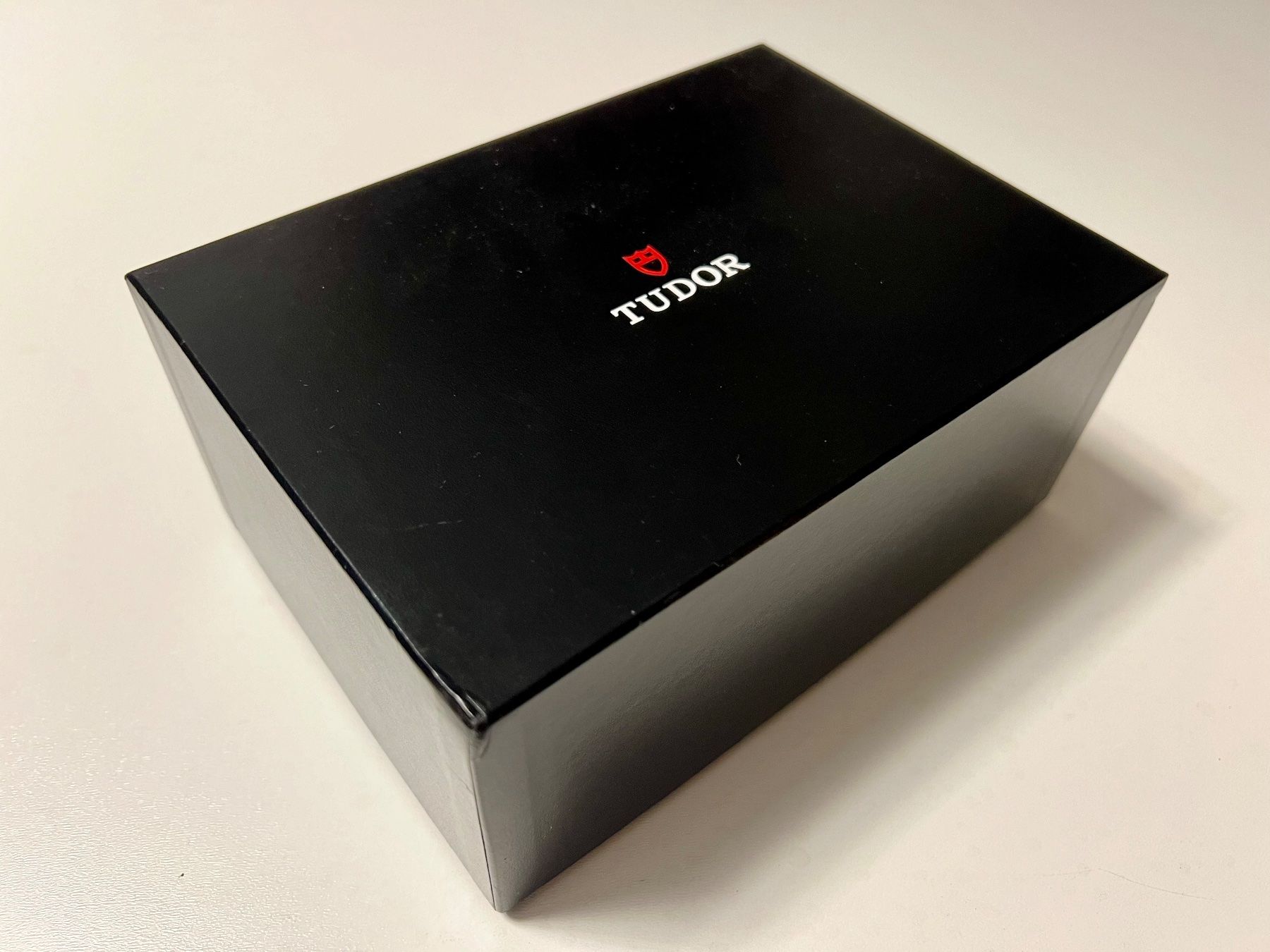 Tudor Uhren: TUDOR original black outerbox for watchbox – Gebraucht aus Mont-sur-Lausanne von vmi_ym5l 1