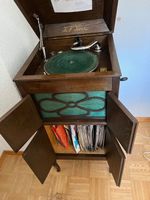 Antikes Grammophon mit vielen Platten