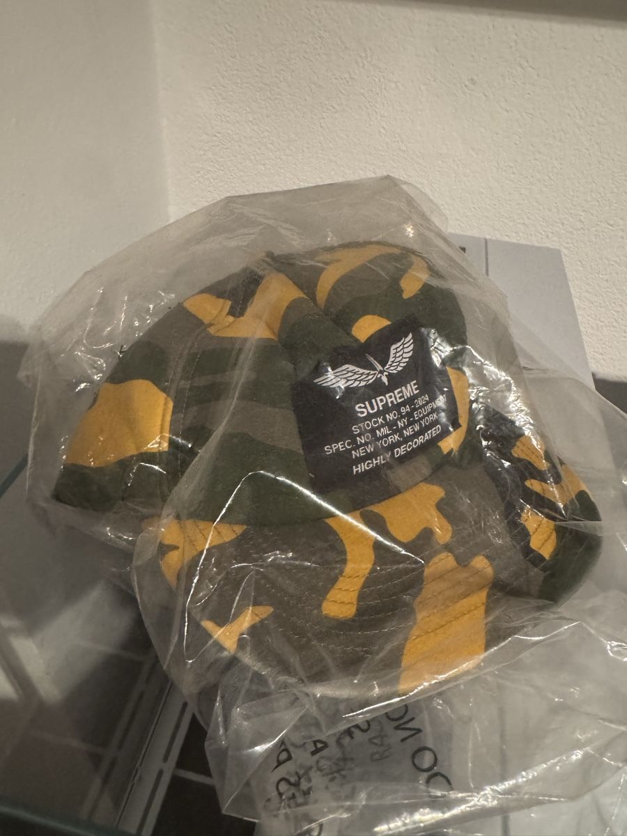 Supreme Copricapi, berretti & cappellini: Supreme surplus 5-panel camo – Nuovo e nell'imballaggio originale da Castione venduto da JF_Luxury_Store