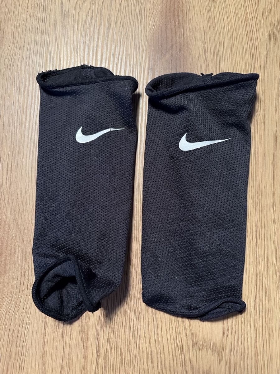 Supporti a parete: Nike Schienbeinschoner Halter – Usato da Schöftland venduto da nevio74