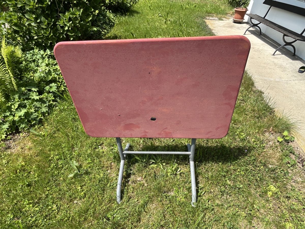Tavoli: Vintage Gartentisch, rot, 1.00x0.70 – Usato da Burgdorf venduto da Starmorpheus 3