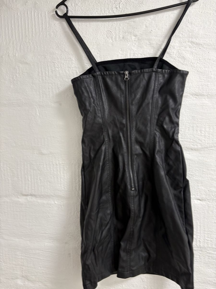 Vestiti: Damen Kunstlederkleid,Gr.34 – Usato da Winterthur venduto da Nena222 2