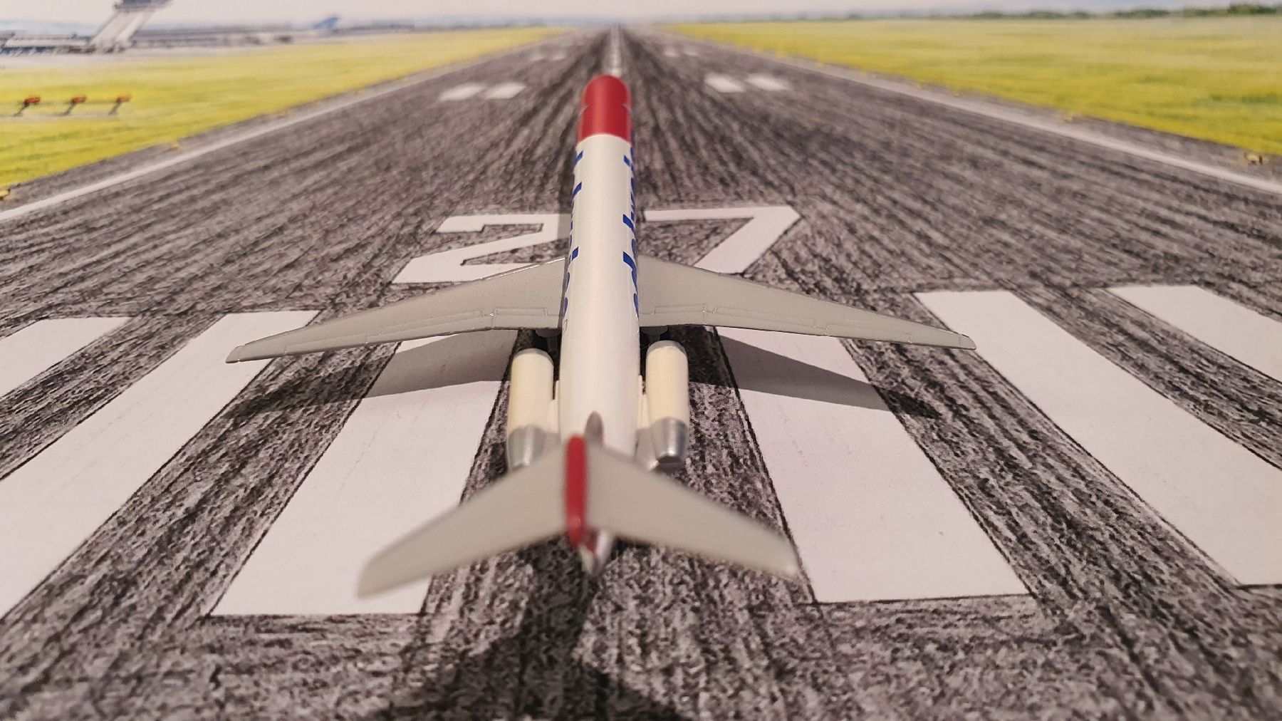 Herpa Kit di modellismo & Modellini statici: HERPA EDELWEISS MCDONNELL DOUGLAS MD-83  – Usato da Männedorf venduto da Modellbau-wyss