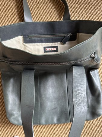 Marni Ledertasche grün mit Gebrauchsspuren am Henkel