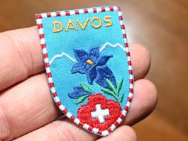 VINTAGE Badge DAVOS nos ST. GALLER STICKEREI klein