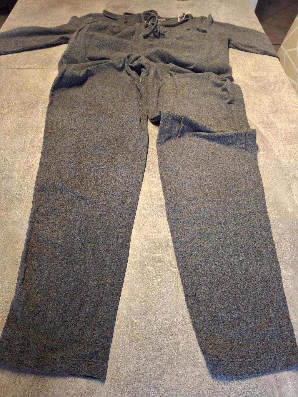 Jumpsuits: Combinaison grise taille 36/38 marque Esmara – Gebraucht aus Villiers von san_jn5w 2