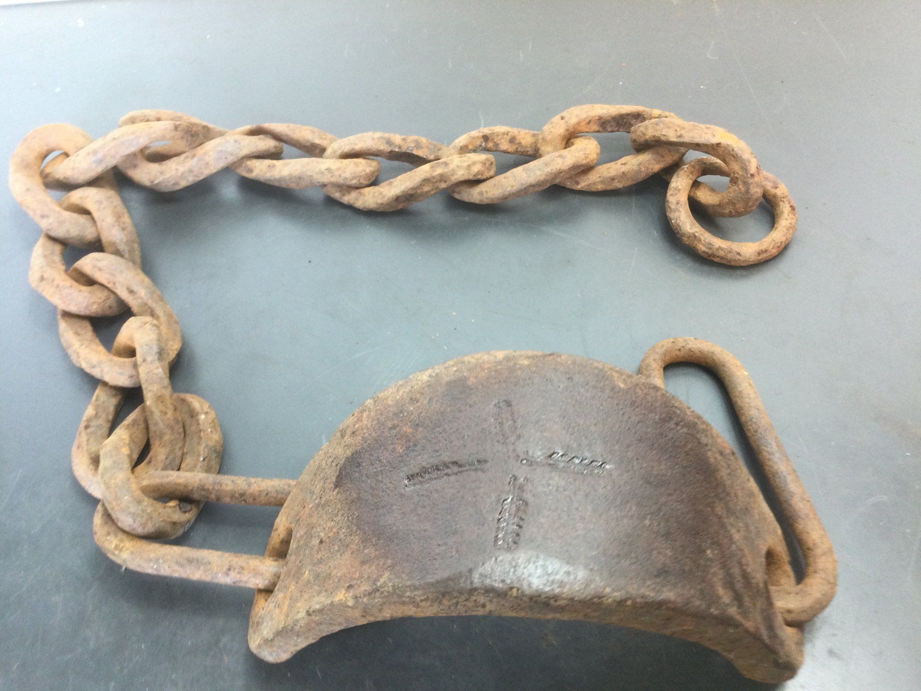Attrezzi da lavoro: Antiker geschmiedeter Radschuh mit Kette rostig – Usato da Wangen SZ venduto da kuriosum12