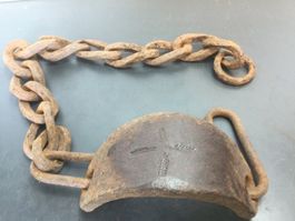 Antiker geschmiedeter Radschuh mit Kette rostig