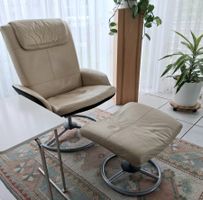 Sehr bequemer Relaxsessel mit Hocker, Leder beige Drehfuss.