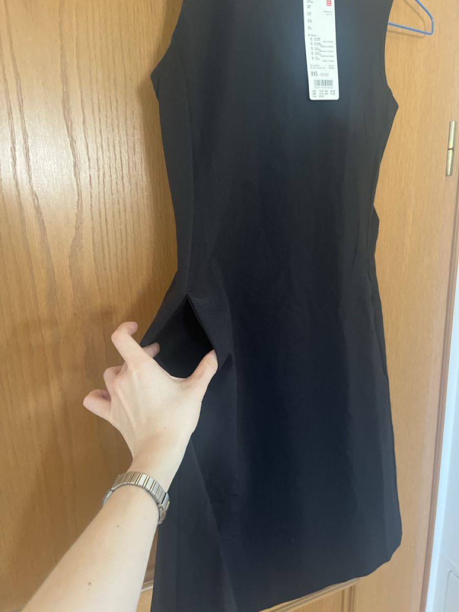 Uniqlo Kleider: schwarzes Kleid – Neu und originalverpackt aus Altstätten SG von misthuffa 3