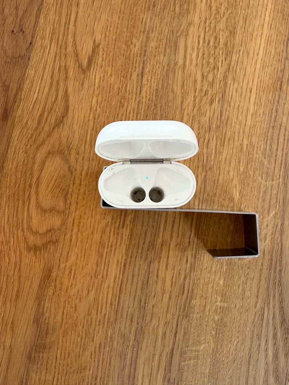 Apple Cuffie: APPLE AirPods 2 Charging Case – Usato da Lausanne venduto da Nine1982 1