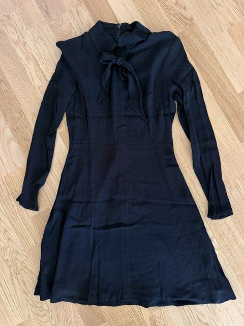 Sandro Vestiti: Sandro Kleid schwarz Gr. 34 wie neu – Usato da Wabern venduto da MagdalenaWabern