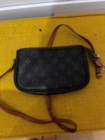 Louis Vuitton Pochette Monogram brauner Leder guter Zustand
