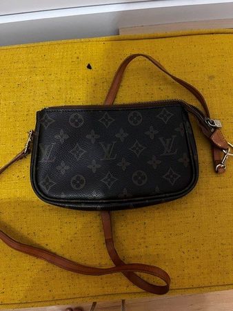 Louis Vuitton Pochette Monogram brauner Leder guter Zustand