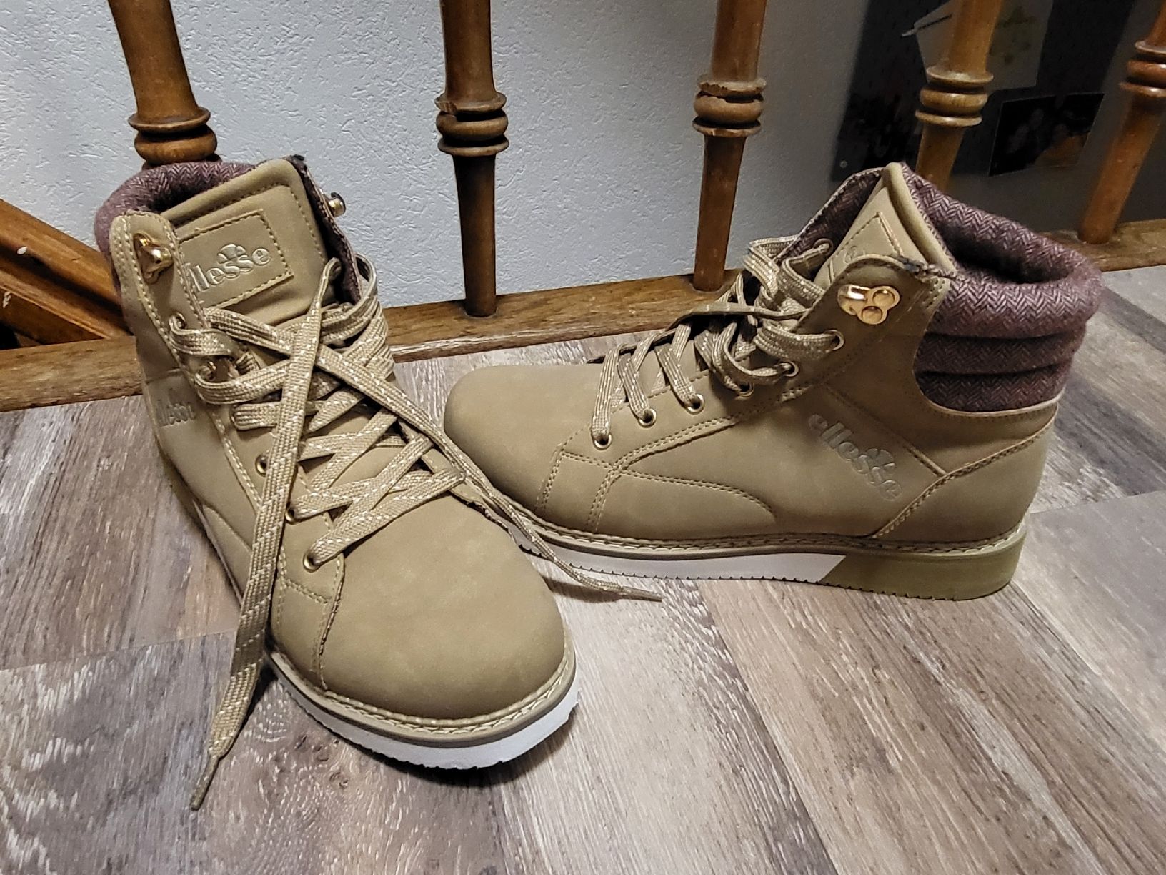 Ellesse Scarpe da donna: Ellesse hohe Halbschuhe Gr. 40 – Nuovo (secondo la descrizione) da Zwingen venduto da crazy84