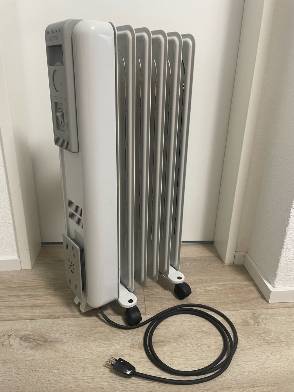 Mio Star Radiatori: Elektroheizer 1200W weiss auf Rollen – Usato da Domat/Ems venduto da 01Mani 1