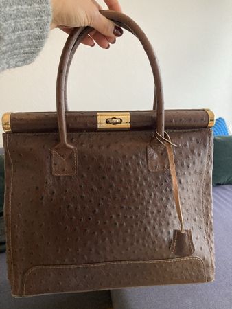 Handtasche dunkelbraun in Straussenlederoptik
