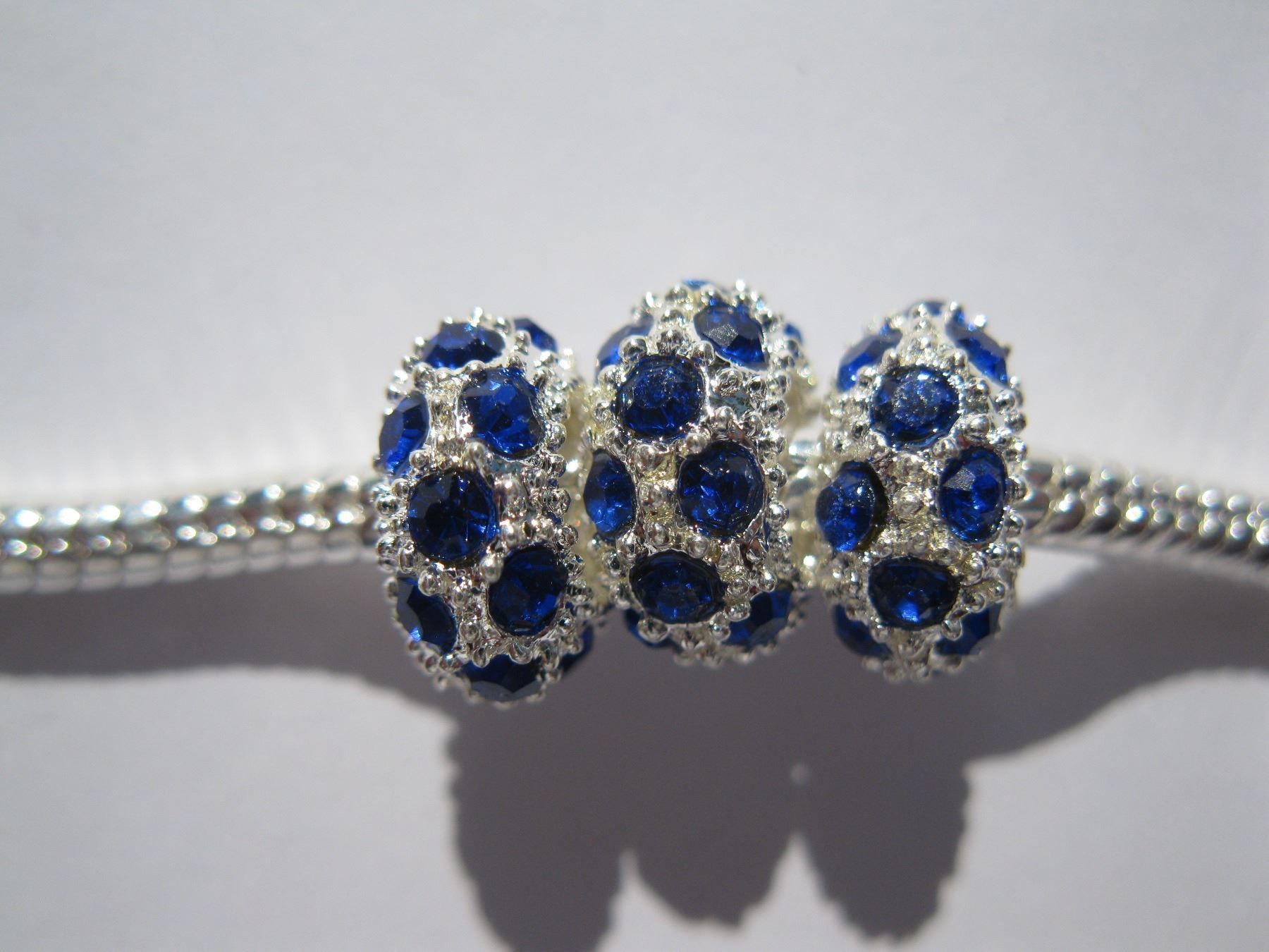 Perle (finte): 2 Grosslochperlen, Beads versilbert mit Strass, blau – Nuovo e nell'imballaggio originale da St. Margarethen TG venduto da LuanaKa 1
